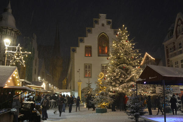 Nikolausmarkt-auf-dem-verschneiten Brakeler-Marktplatz mit großem Weihnachtsbaum vor dem historischen Rathaus