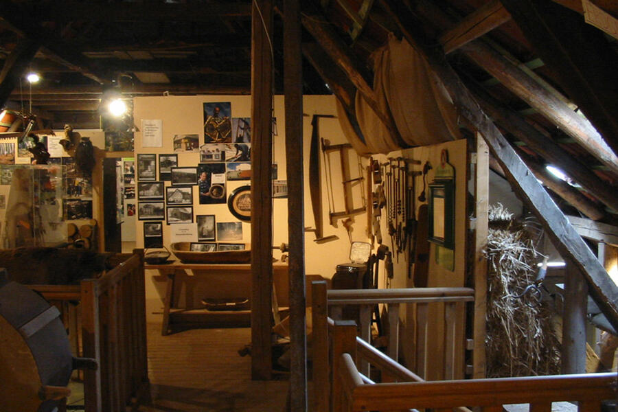Exponate im Urdorfmuseum in Bellersen. Zu sehen ist, wie ein Germanendorf vor 2000 Jahren in dieser Gegend gelebt, sich ernährt und kleidet hat, gewandert ist und gespielt hat