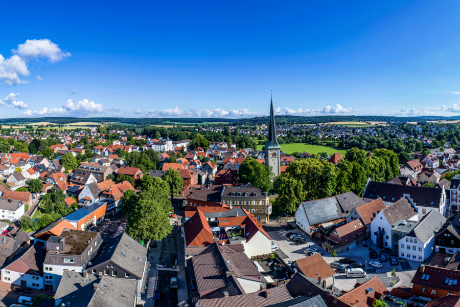 Luftbildaufnahme der Stadt Brakel mit Blick auf die historische Innenstadt und den Kirchturm