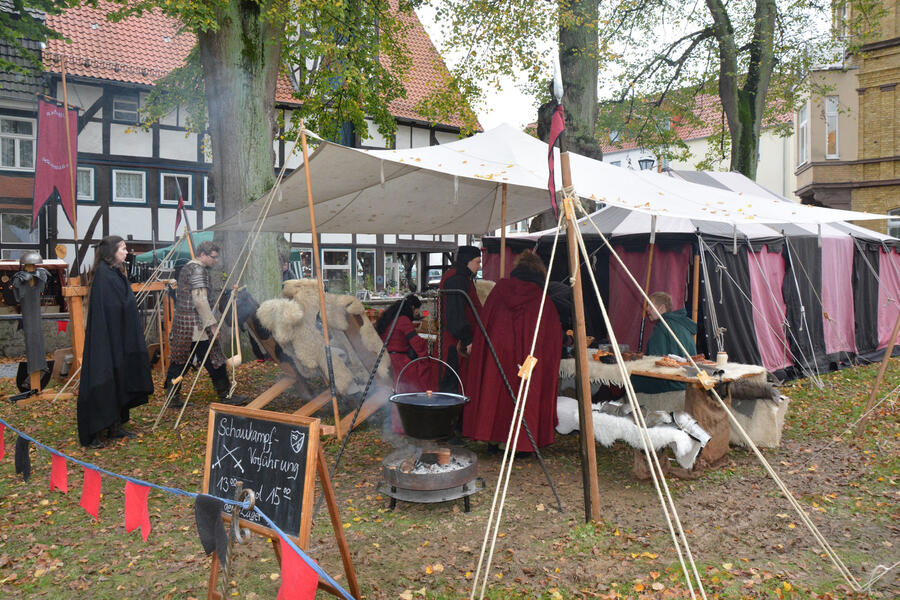 Blick auf das Mittelalterliche Lager beim Michaelismarkt 2017 auf dem Kirchplatz in Brakel