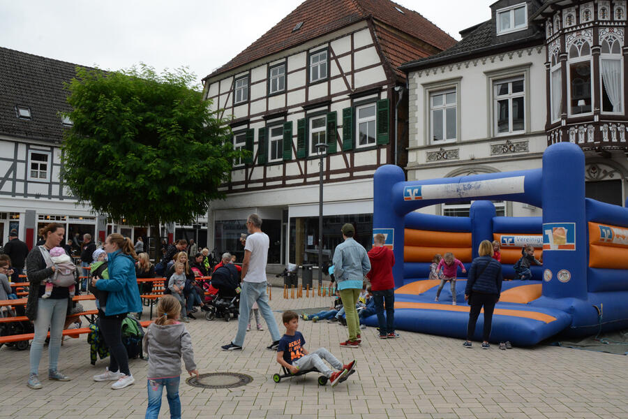 Eröffnung-des-Ferienprogramms-mit-Hüpfburg-auf-dem-Marktplatz